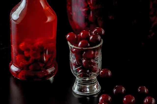 Jak zrobić nalewkę z wiśni - proste przepisy na domowy trunek