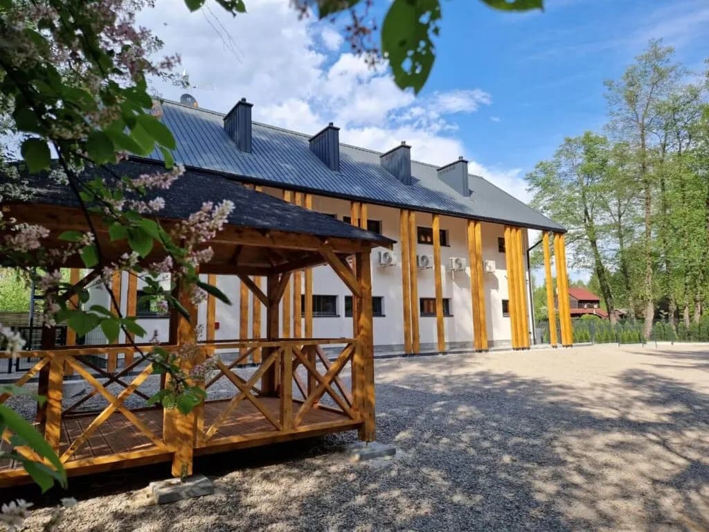 Skansen Forest w Krakowie: Idealne miejsce na relaks i przygodę