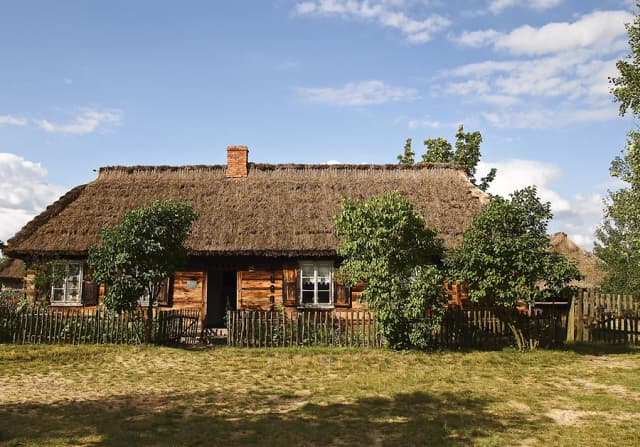 Skansen Ziemi Łowickiej: Odkryj fascynującą kulturę i tradycje