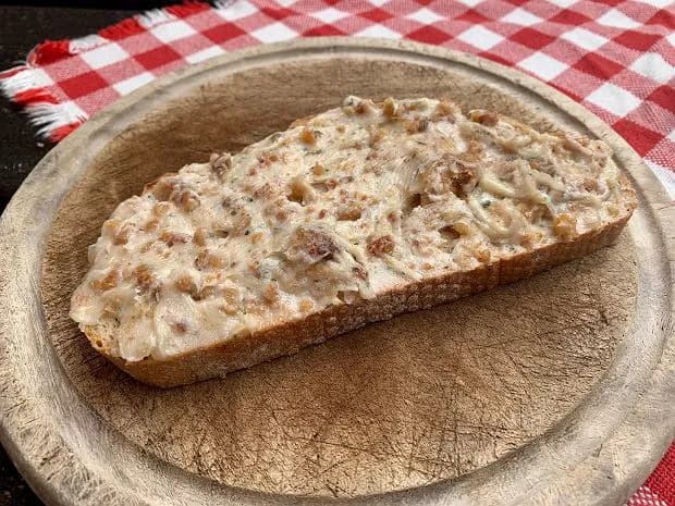 Z czego jest smalec? Poznaj skład i proces produkcji smalcu