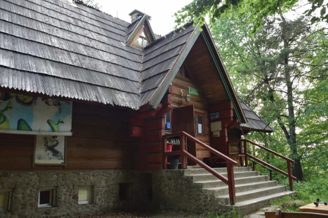 Bacówka PTTK w Bartnem - idealne miejsce na górski wypoczynek